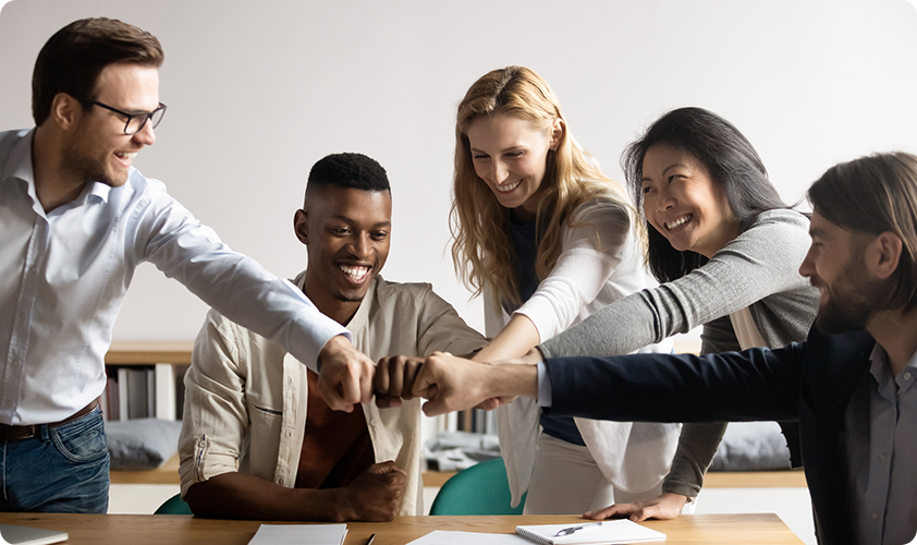 Image représentant un groupe de jeunes gens d’affaires travaillant main dans la main pour assurer une éthique appropriée en milieu de travail